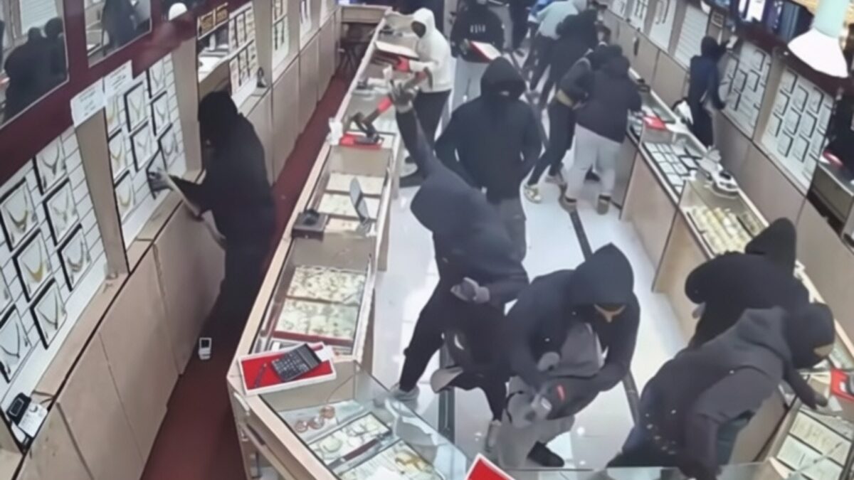 Un jaf de 1,7 milioane de dolari a golit o bijuterie din California în 70 de secunde