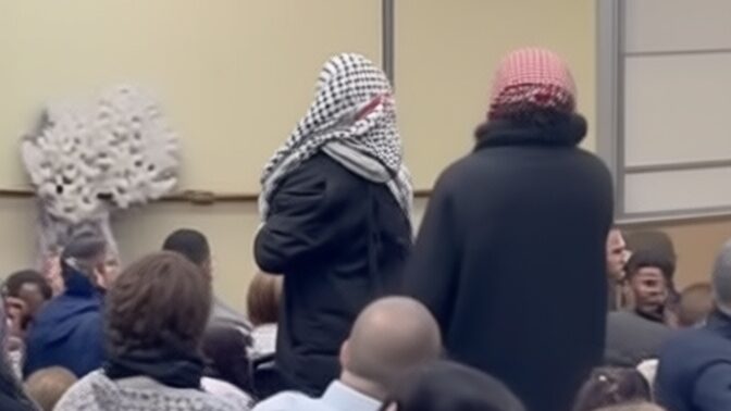 Jurnalist israelian, întrerupt de 10 studenți mascați. Reacția sa a uimit audiența