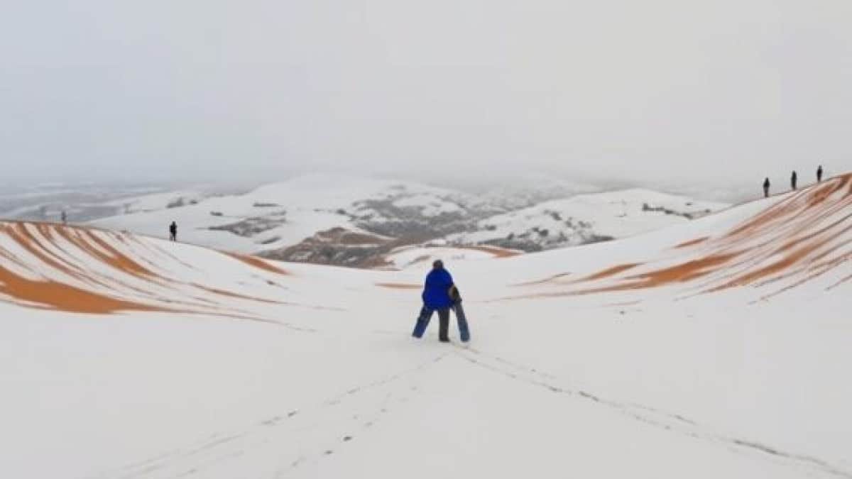 Sahara acoperită de zăpadă pentru a 7-a oară în 40 de ani. Localnicii au ieșit la derdeluș