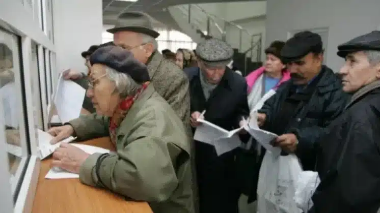 Pensia medie lunară a urcat la 2.957 de lei la finalul anului 2025