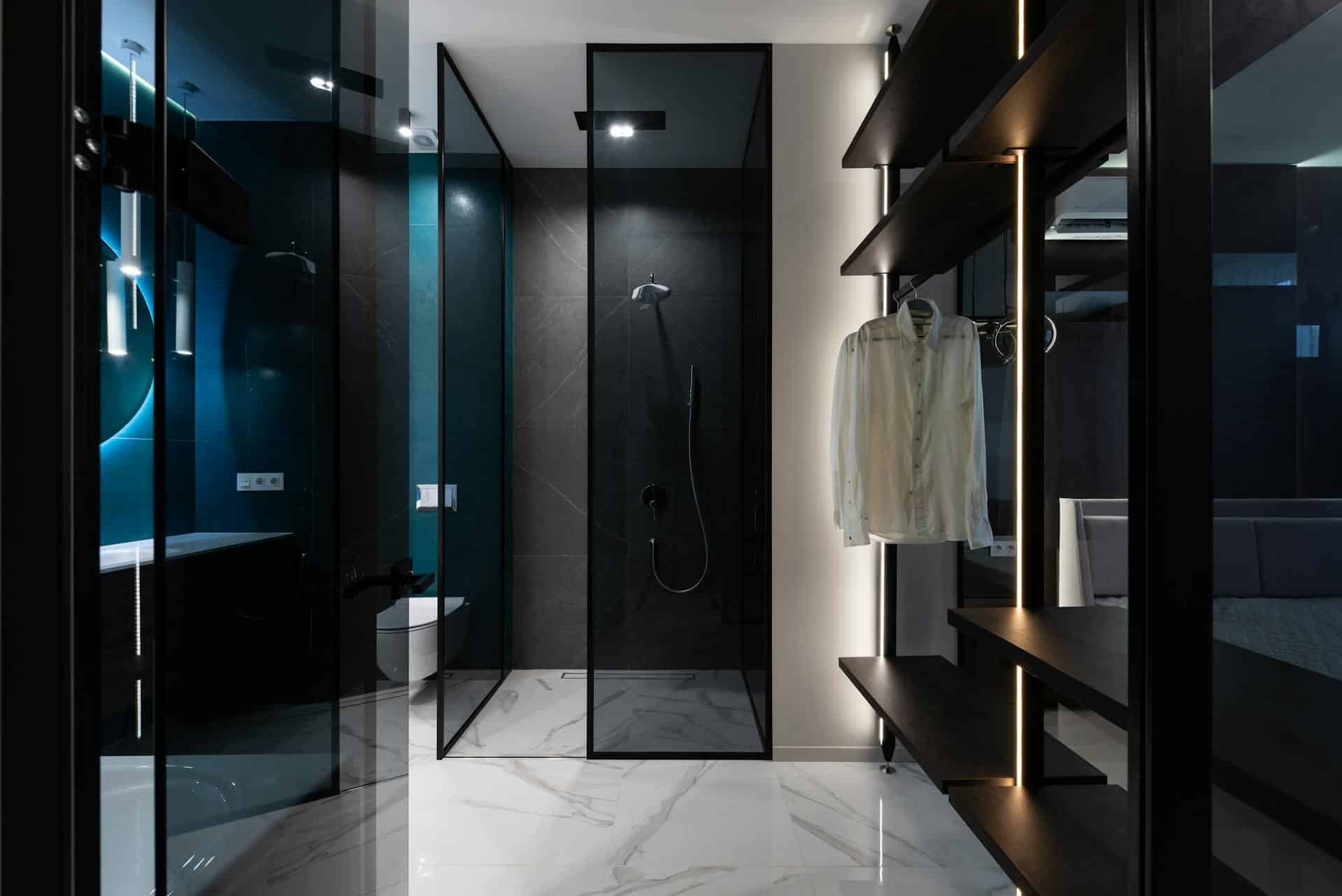 Tendințe de lux în designul băilor din hoteluri și cum le poți adapta la tine acasă