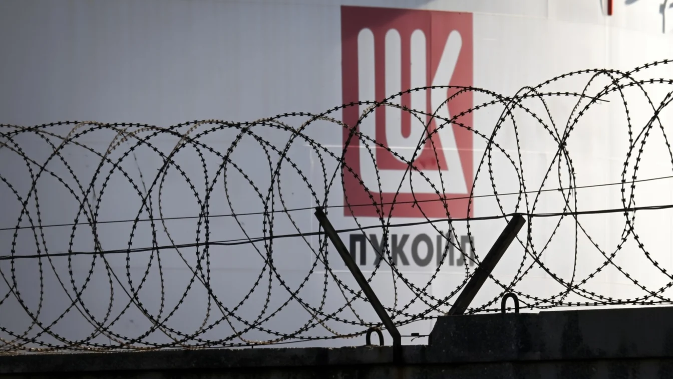 Lukoil anunță pierderi istorice de 1,059 trilioane de ruble pentru 2025