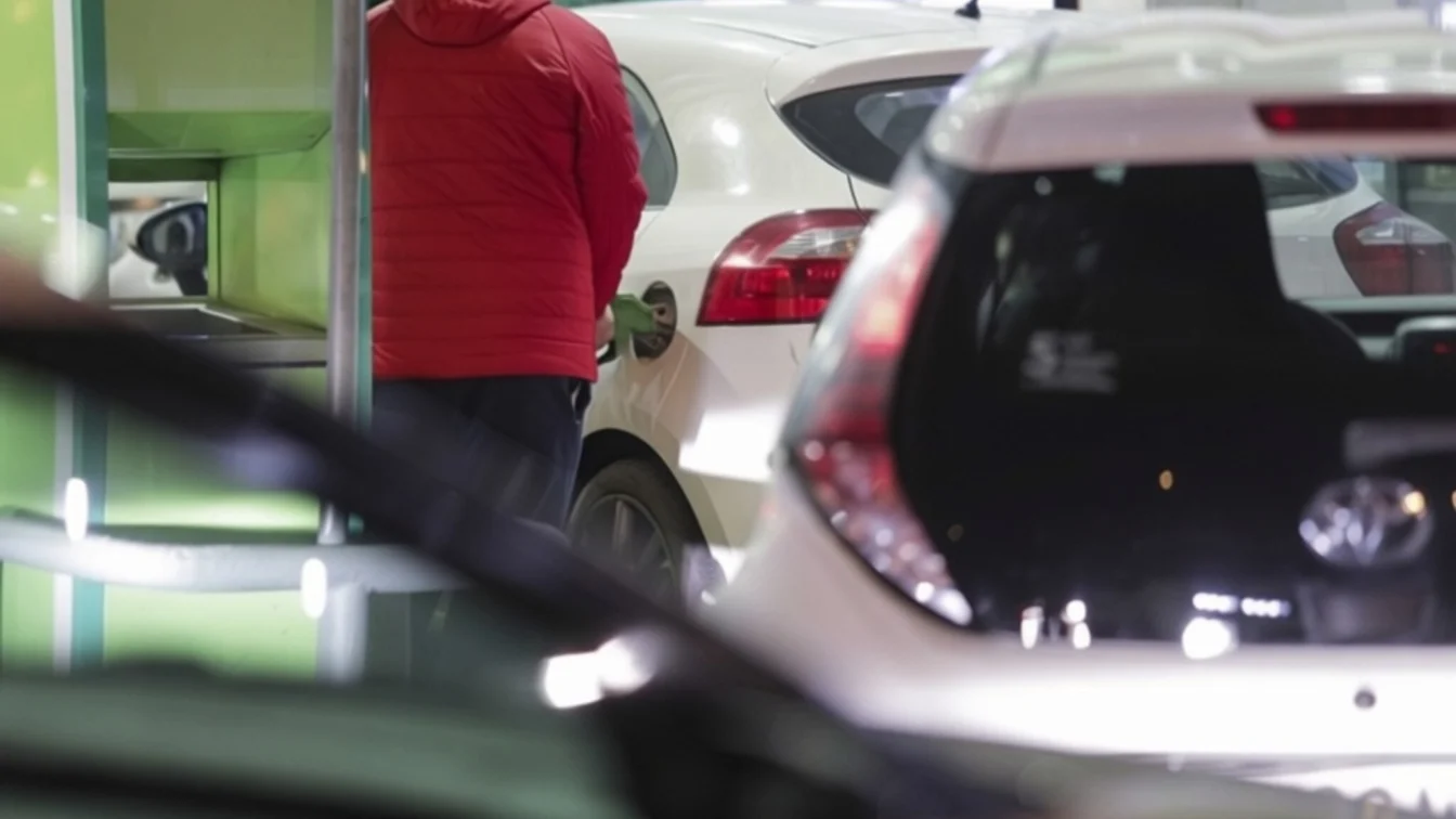 Economistul Adrian Negrescu avertizează – prețul carburanților ar putea urca la 13 lei litrul