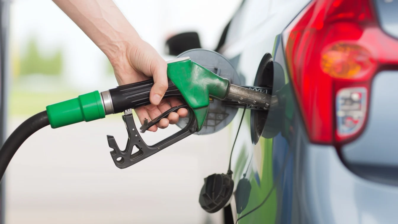 Motorina ar putea ajunge la 14 lei litrul iar Guvernul decide mâine măsurile