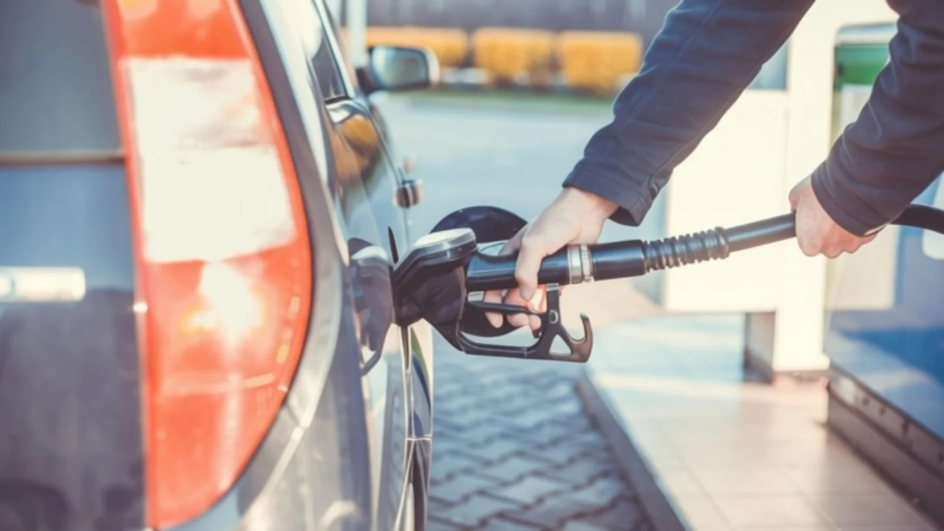 Guvernul discută reducerea TVA de 21% la carburanți. Noi măsuri, anunțate luni
