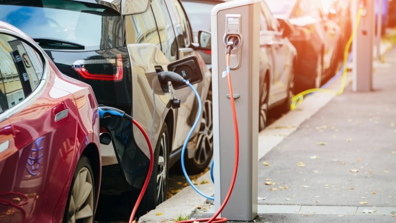 Prețurile mașinilor electrice din UE au scăzut cu 1.800 de euro în 2025