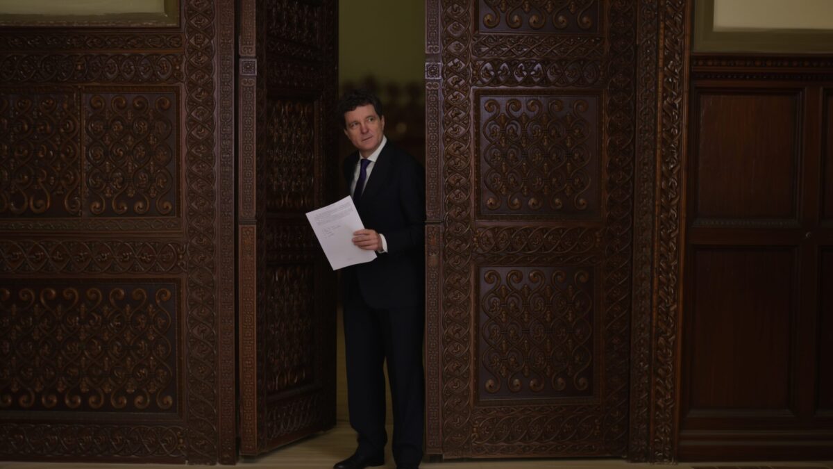 Protest la Cotroceni: Zeci de oameni îi cer lui Dan să respingă șefii parchetelor
