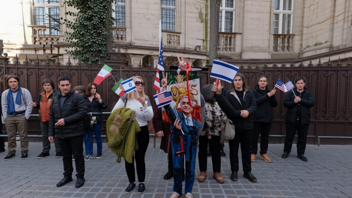 Protest la București: Zeci de iranieni mulțumesc lui Trump pentru atacurile din Iran