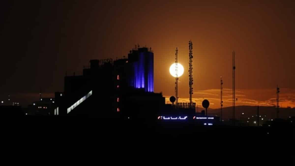 Război total în Orient: 4 morți în Iran, un mort în Dubai și explozie la Ambasada SUA