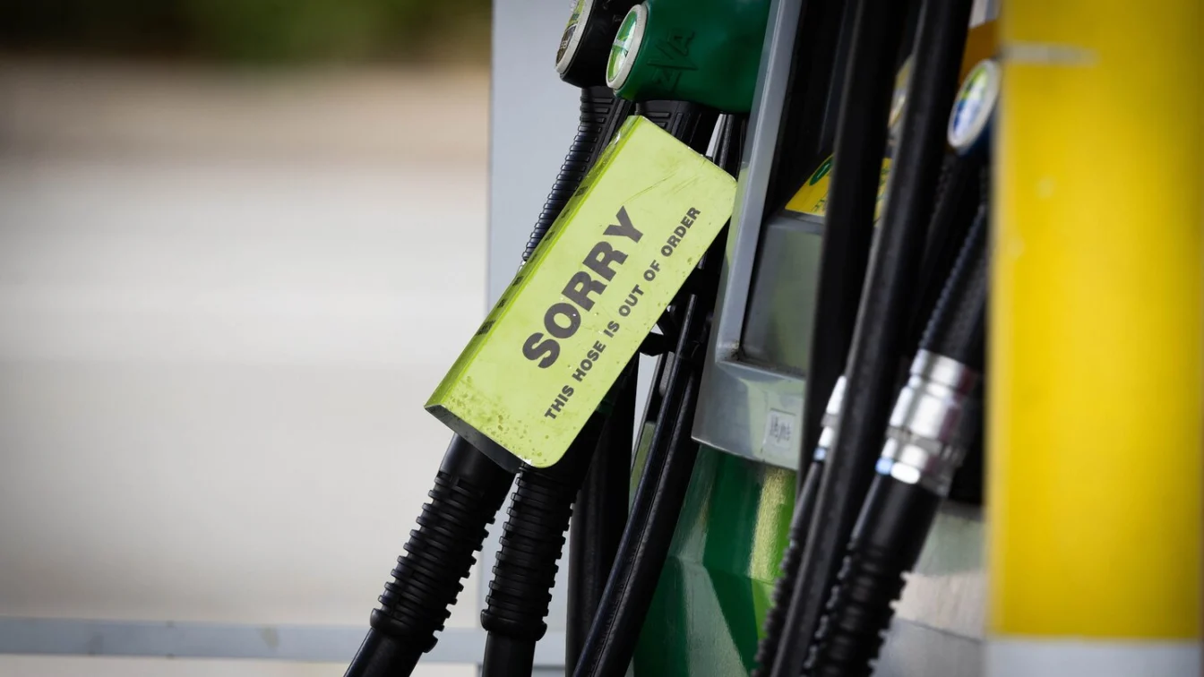 Șoferii vor aștepta săptămâni pentru ieftinirea carburanților după reducerea accizei