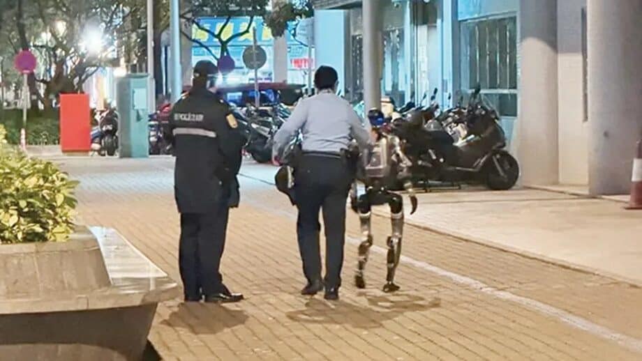 Robot umanoid escortat de poliție după ce a speriat o femeie de 70 de ani