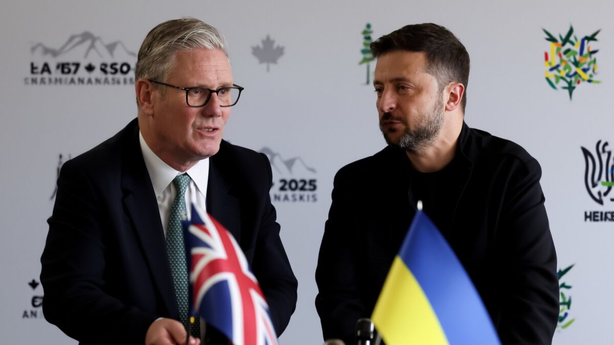Starmer îl asigură pe Zelenski la Londra – sprijinul pentru Ucraina rămâne prioritar