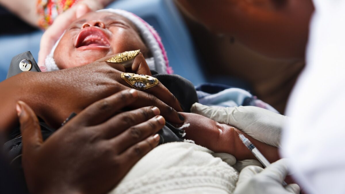Studiu de 1,6 mil. dolari finanțat de SUA lasă nou-născuți nevaccinați în Africa