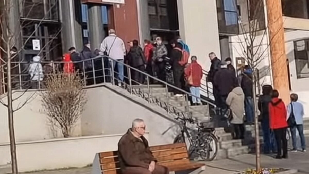 Cozi de sute de persoane în Alba Iulia pentru reducerea de 10% la impozite