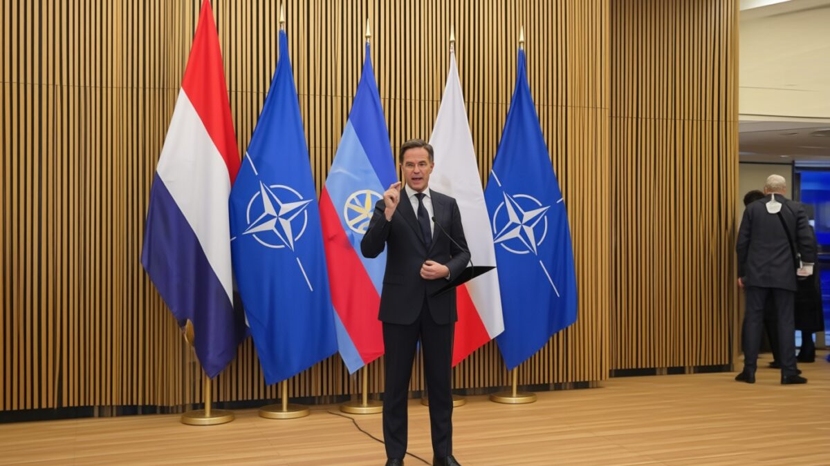 Șeful NATO temperează planul nuclear al lui Macron: Umbrela SUA este esențială