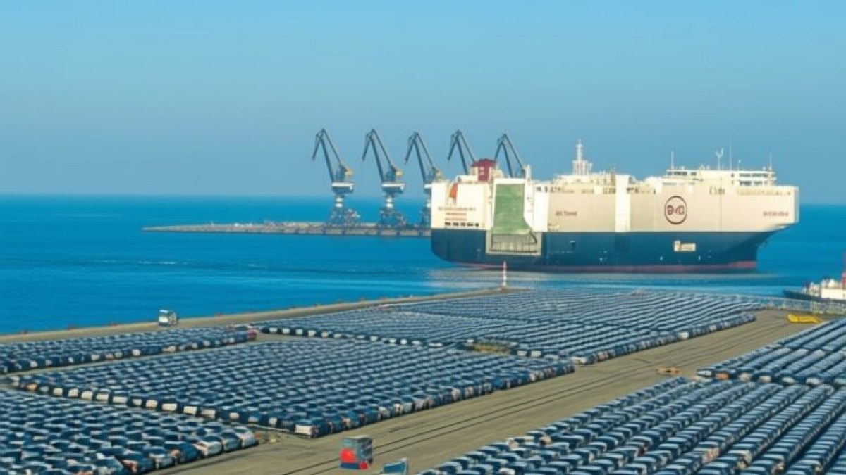 Vânzările auto din China scad cu 15%. Războiul din Iran amenință exporturile record