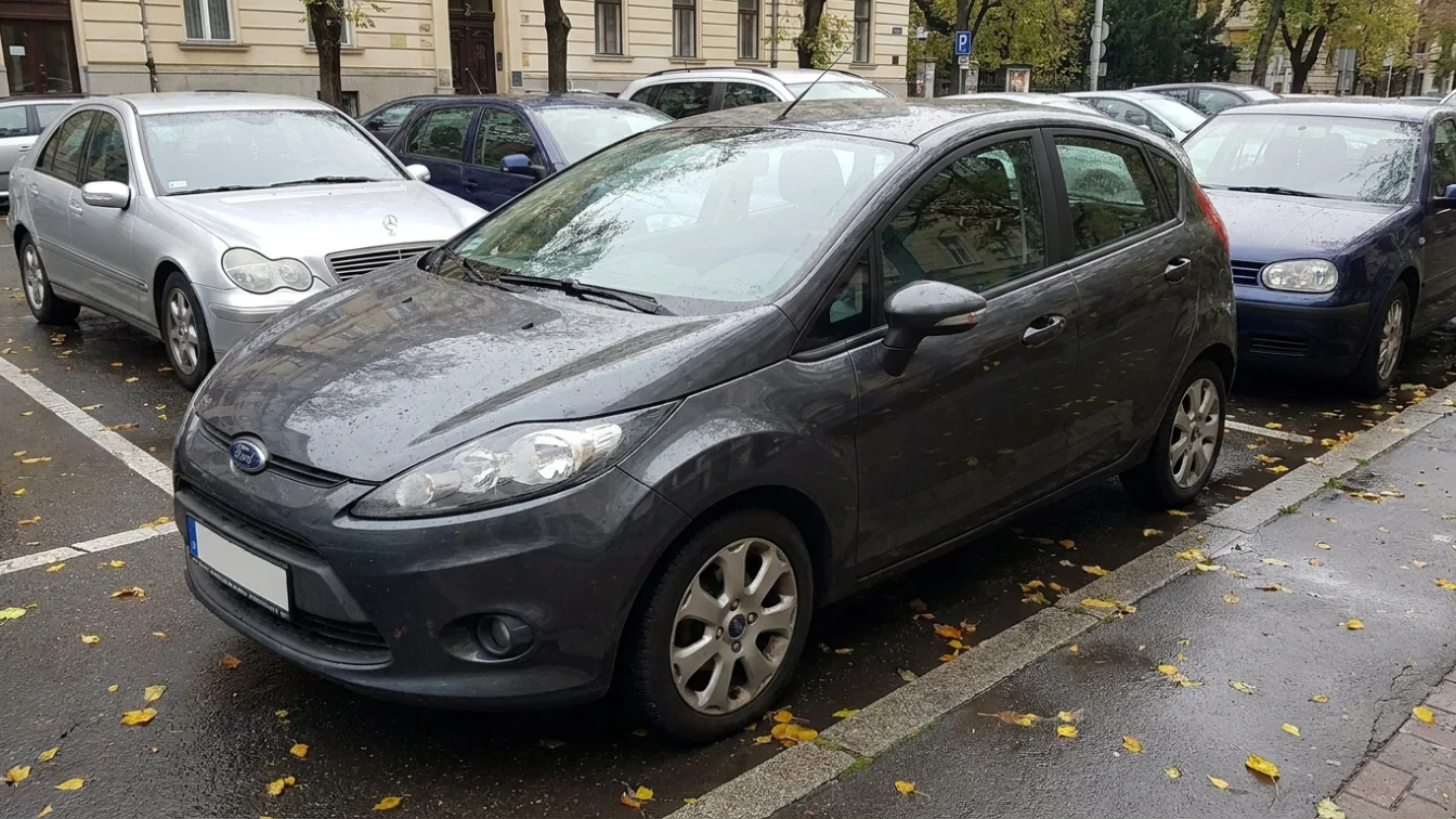 Amenzi pentru parcare neregulamentară. Care e suma maximă admisă. Greșeala care duce la ridicarea vehiculului