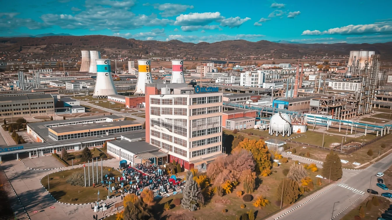 Chimcomplex vizeaza 330 de angajati pentru concediere si ofera 5 salarii la plecare