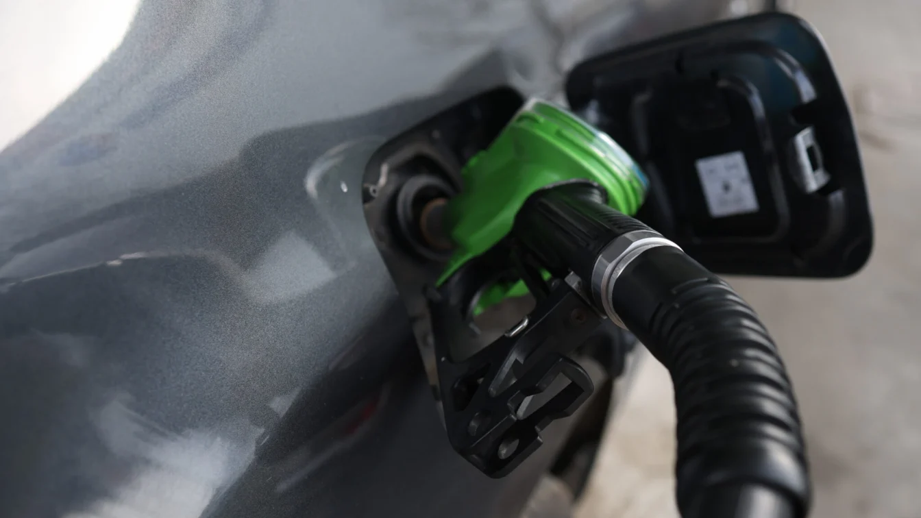 Benzina a scăzut sub 8 lei litrul pentru prima dată după două luni de scumpiri