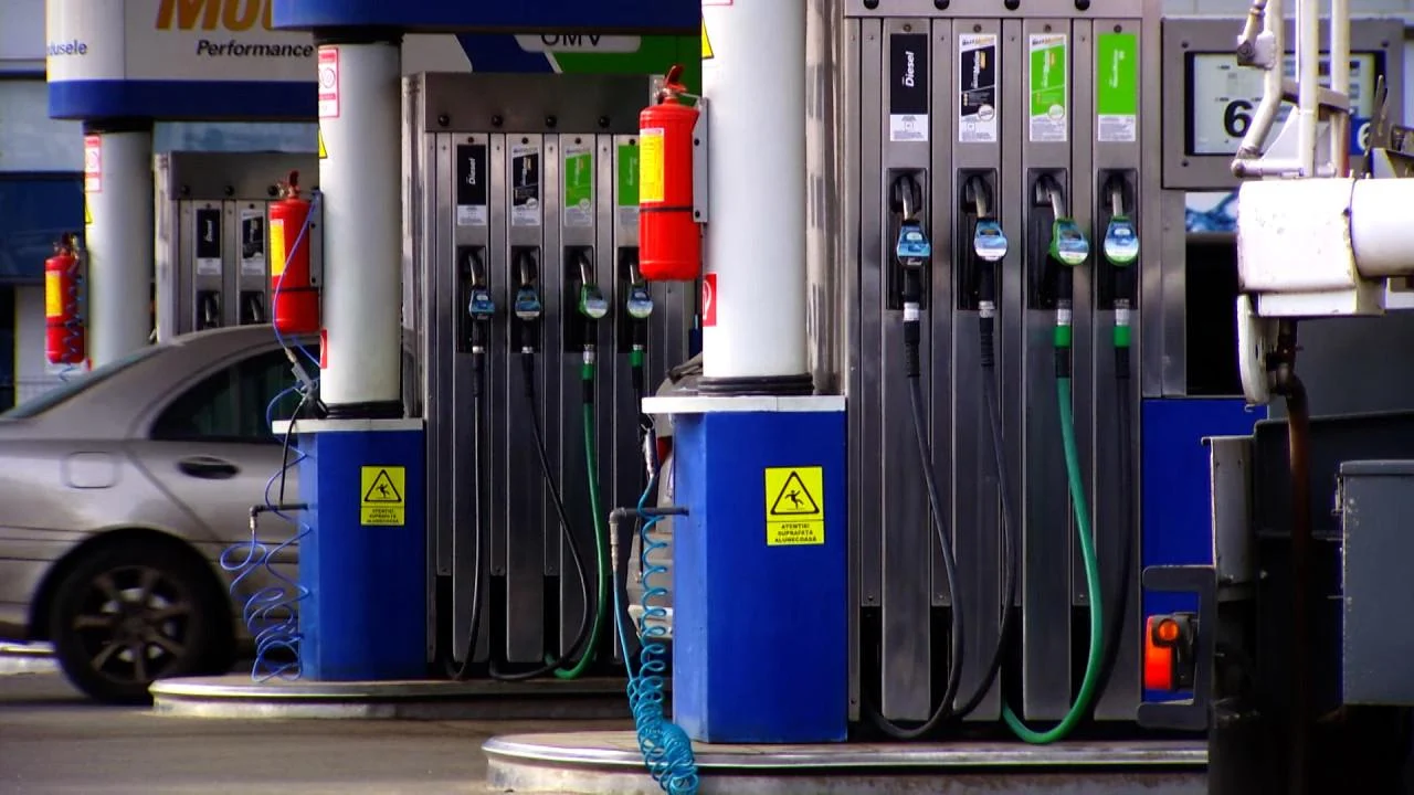 Prețul benzinei a scăzut la 8,07 lei dar scumpirile ar putea reveni în câteva zile