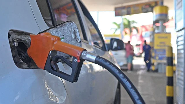 Prețul motorinei a scăzut sub 8,4 lei. De ce nu se ieftinesc și alimentele