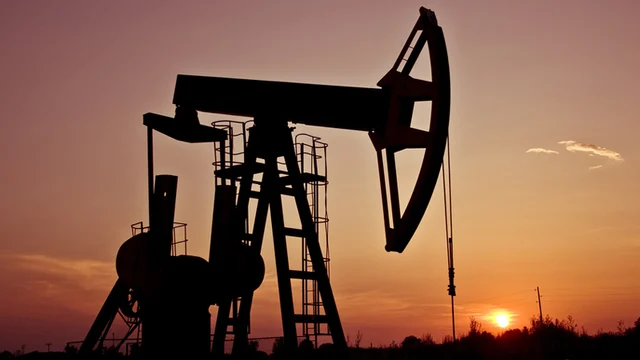 Avertisment pentru toți șoferii. Prețul petrolului a atins 100 de dolari după un nou conflict