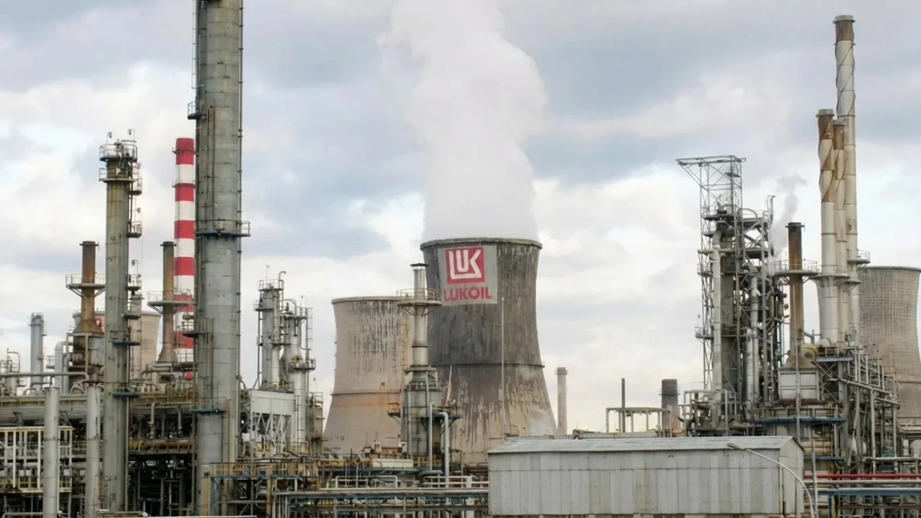Anuntul care schimba piata carburantilor. Rafinaria Petrotel reporneste fara petrol rusesc
