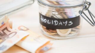 Cum își drămuiesc românii banii pentru vacanțe?