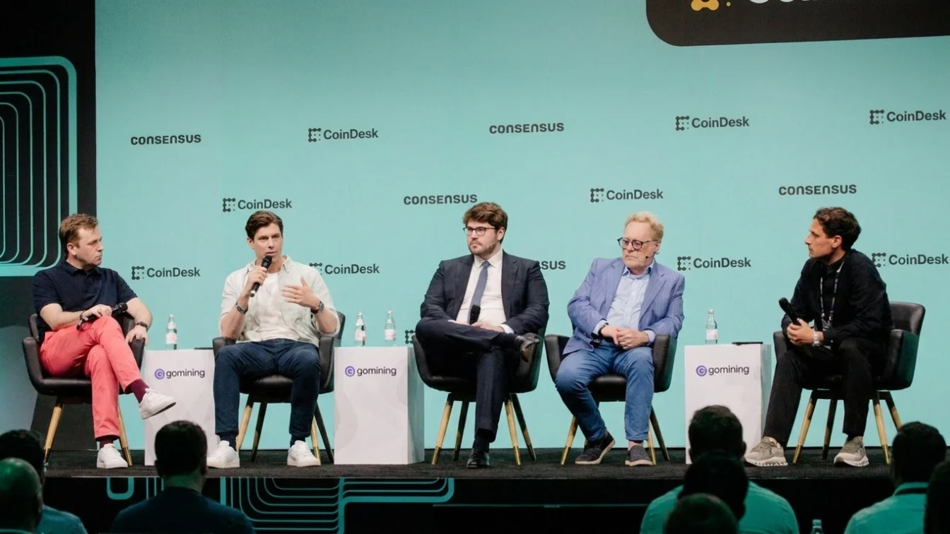 Surpriza uriasa pentru investitorii in criptomonede. Bitcoin tinteste pragul de 250000 dolari
