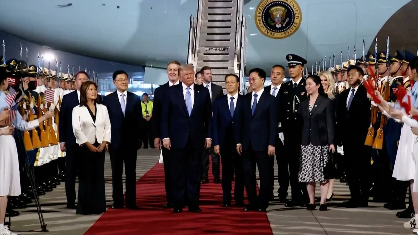 Donald Trump negociaza in China cu 18 sefi de companii. Miza pe metale rare si taxe vamale