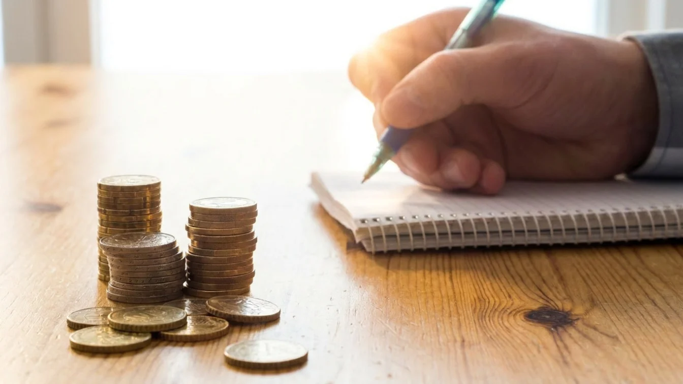 Se pierd bani la pensie. Verificarile pe care angajații trebuie să le facă din timp. Banii care contează la pensionare