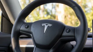 Tesla ajunge la 1,3 milioane de abonamente platite. Ce decizie au luat autoritățile europene