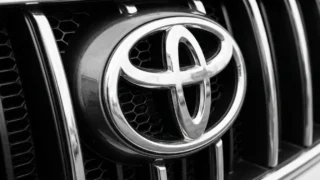 Toyota reduce producția globală cu 83.000 de vehicule. Perturbările din Orientul Mijlociu afectează Europa.