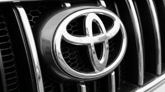 Toyota reduce producția globală cu 83.000 de vehicule. Perturbările din Orientul Mijlociu afectează Europa.