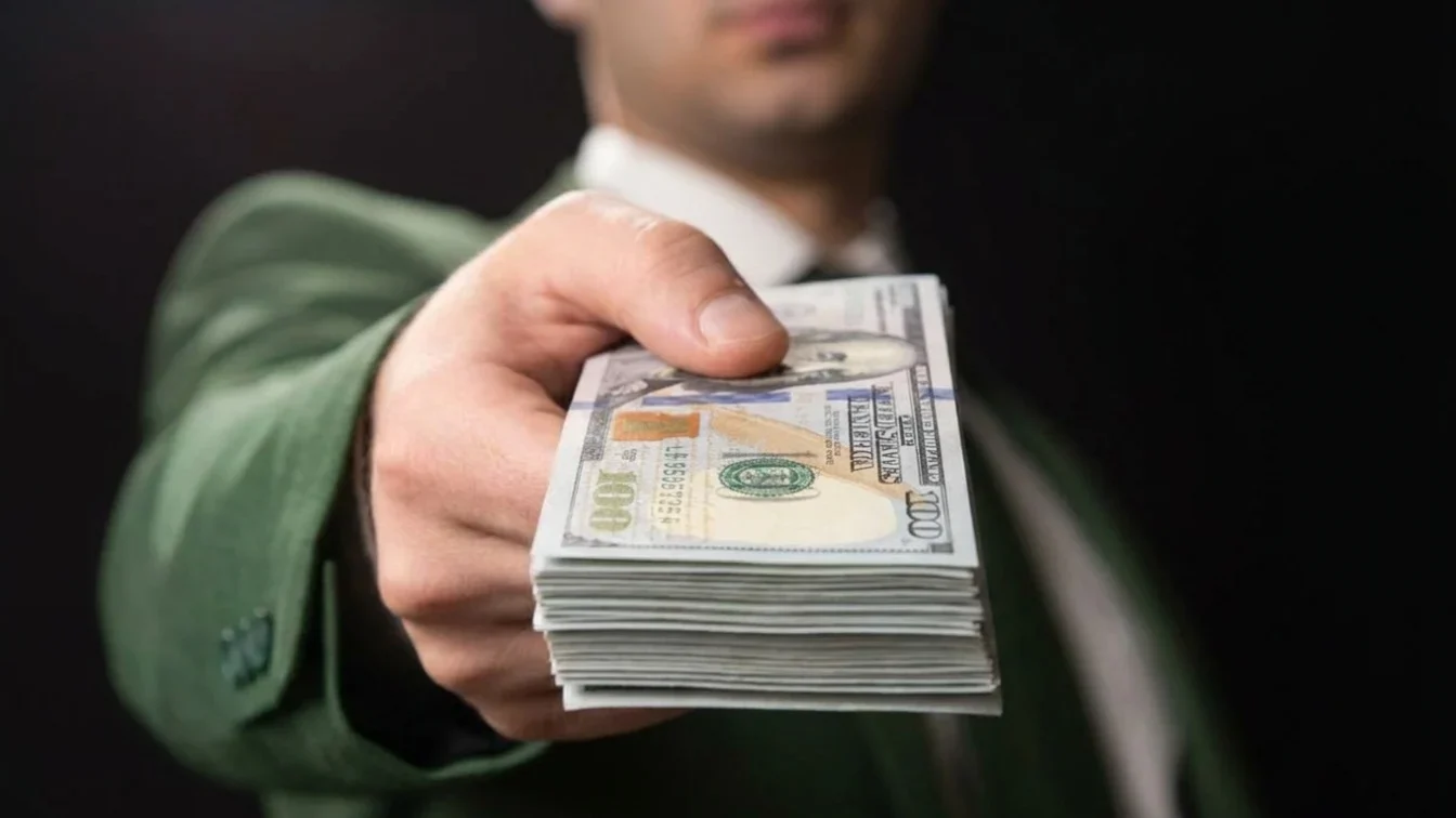 Numărul românilor cu averi de peste 30 milioane de dolari crește cu 93 la sută. Datele Knight Frank