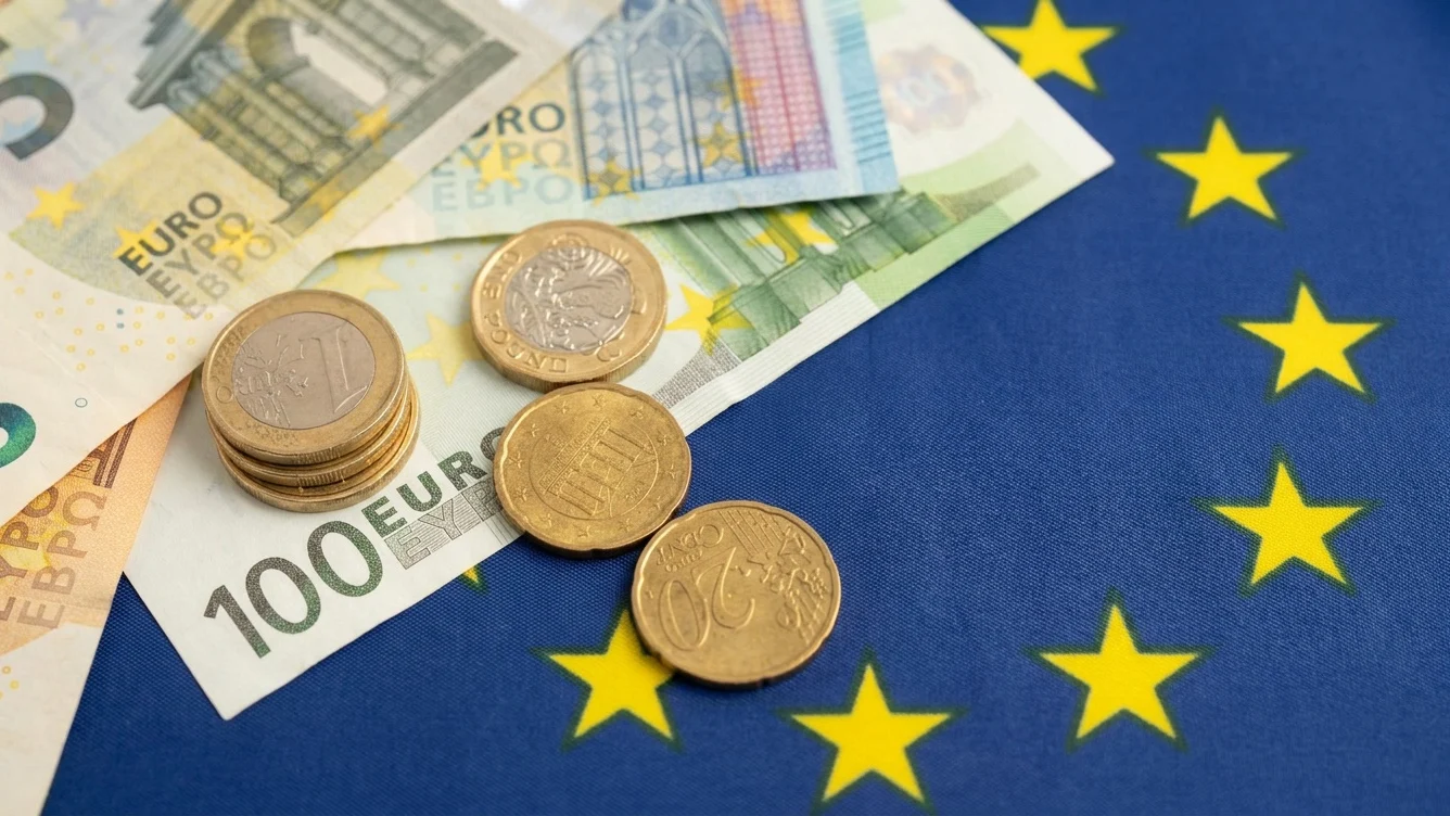 Cursul de schimb atinge 5,24 lei pentru un euro. Recomandarile analistilor pentru credite