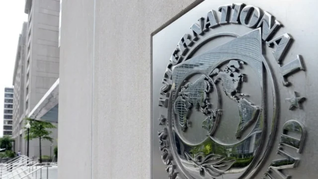 Datoria publica va ajunge la 130 la suta din PIB. Anuntul FMI despre vârstă de pensionare