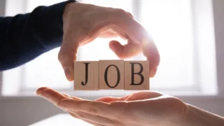 Ce se întâmplă pe piața muncii. Angajatorii reduc masiv posturile vacante cu o singură excepție