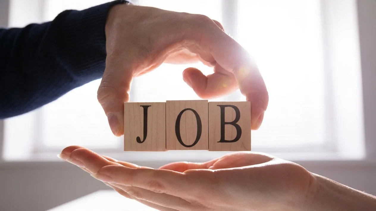 Ce se întâmplă pe piața muncii. Angajatorii reduc masiv posturile vacante cu o singură excepție