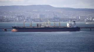 Prețul petrolului Brent scade cu 6%, la 104,65 dolari. Traficul maritim se reia parțial.