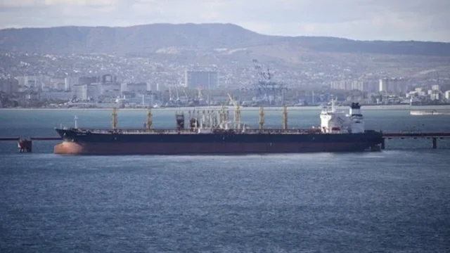 Prețul petrolului Brent scade cu 6%, la 104,65 dolari. Traficul maritim se reia parțial.