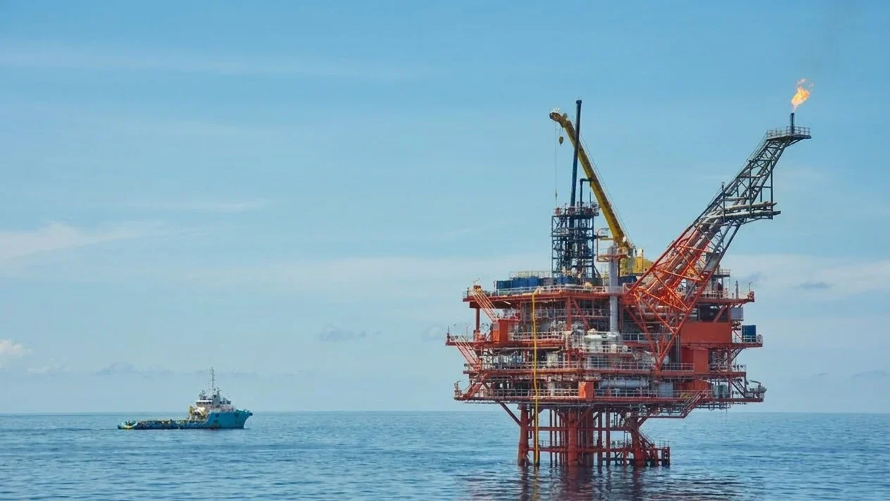 Prețul petrolului scade sub 100 de dolari. Cotația Brent, minus 6 procente.