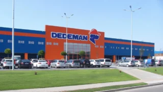 Dedeman, profit net stagnant la 1,63 miliarde de lei, după o cifră de afaceri record. Miza achiziției Carrefour