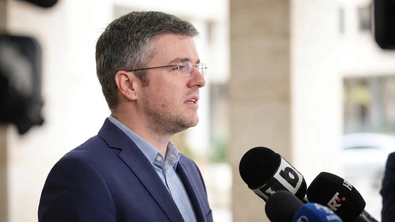 Ministrul interimar al Economiei apara OUG 38 privind programul SAFE. Parlamentul preia decizia