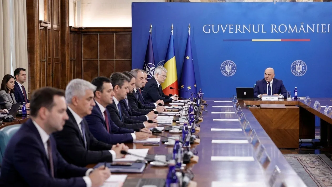 Fitch menține perspectiva negativă pentru România. Deficitul și dobânzile rămân la niveluri ridicate.