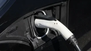 Piața auto globală se rupe în două. vânzările de mașini electrice anul acesta