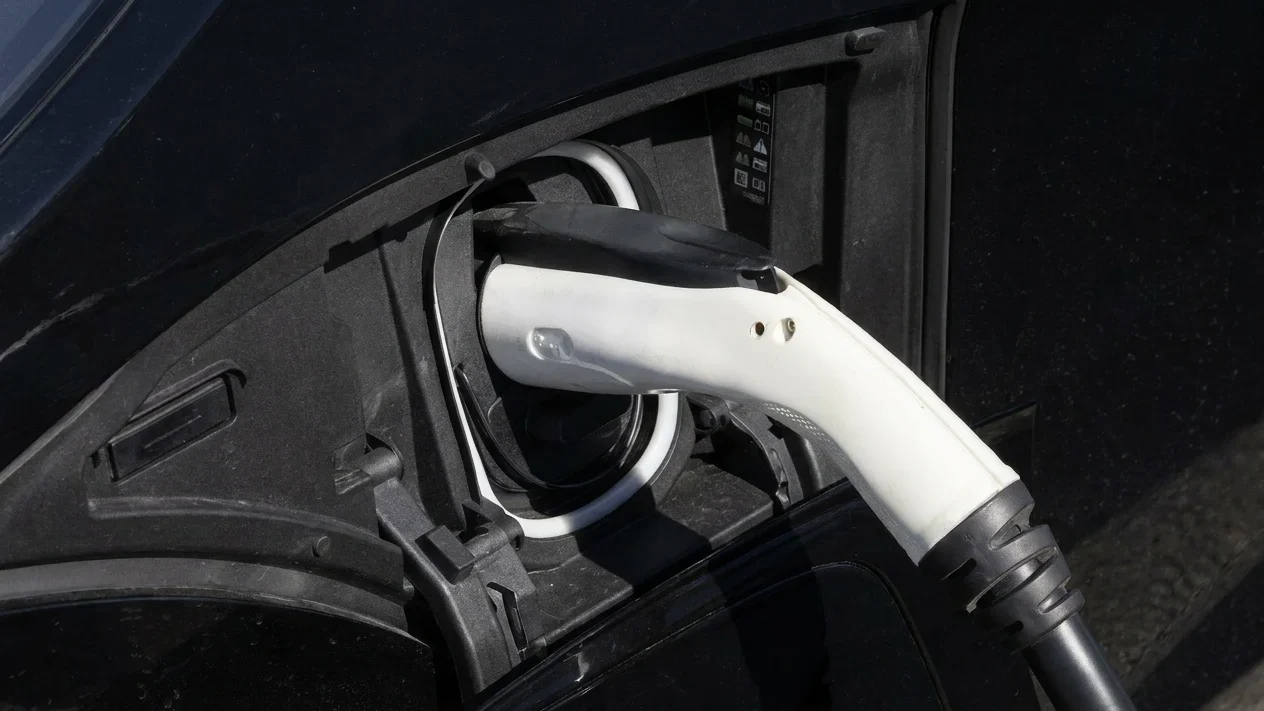 Piața auto globală se rupe în două. vânzările de mașini electrice anul acesta