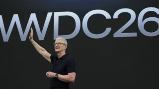 Apple blochează funcțiile AI în UE și China. Tim Cook, ultima prezentare ca CEO.