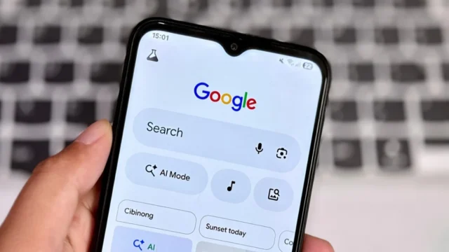Google testează redirecționarea utilizatorilor Chrome către AI. Impact major pentru SEO și e-commerce.