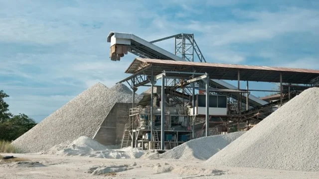 Tranzacție de aproape 2 miliarde de euro în construcții. Gigantul Holcim vinde o fabrică din România